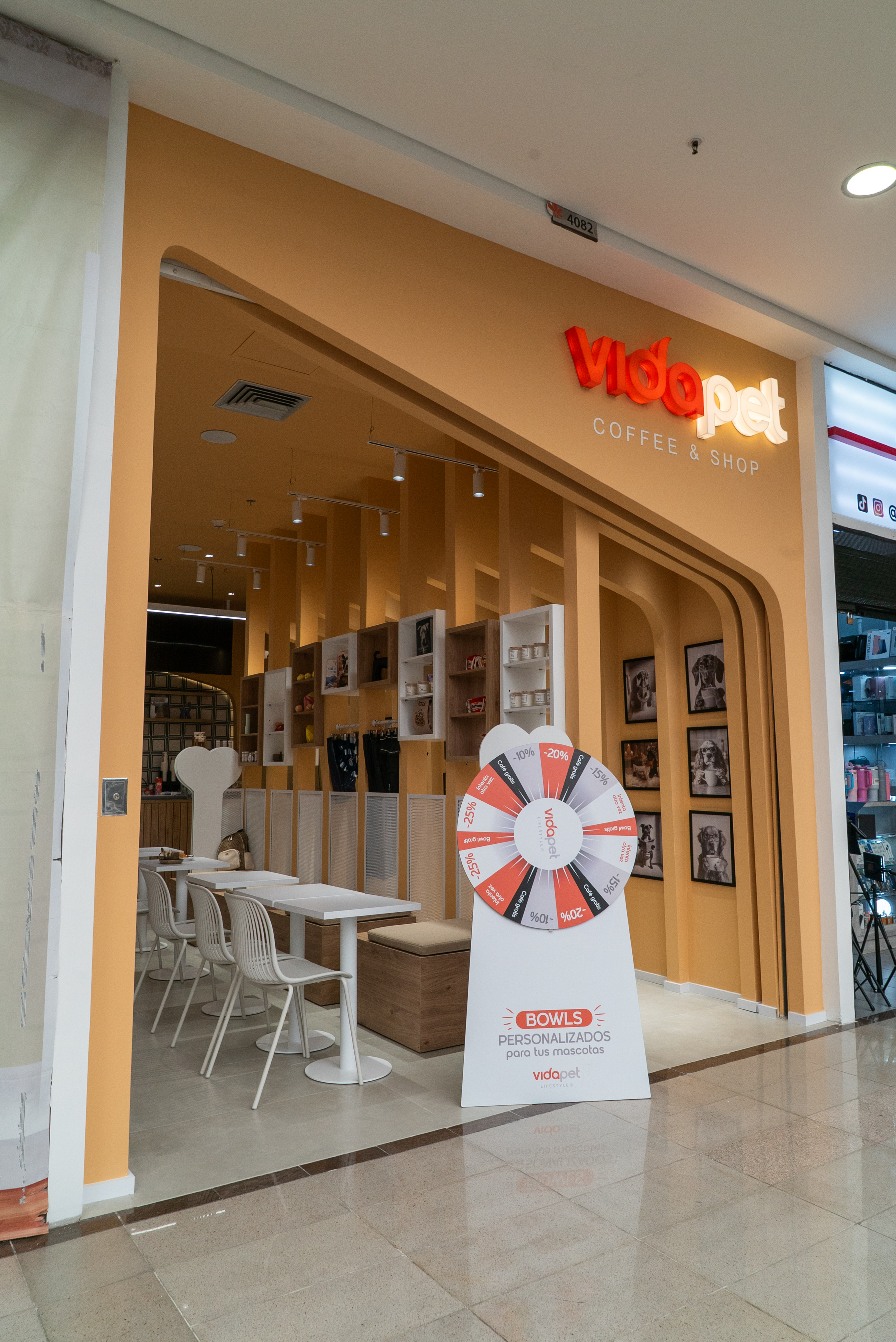 Fachada real del restaurante VidaPet en Santafé Medellín