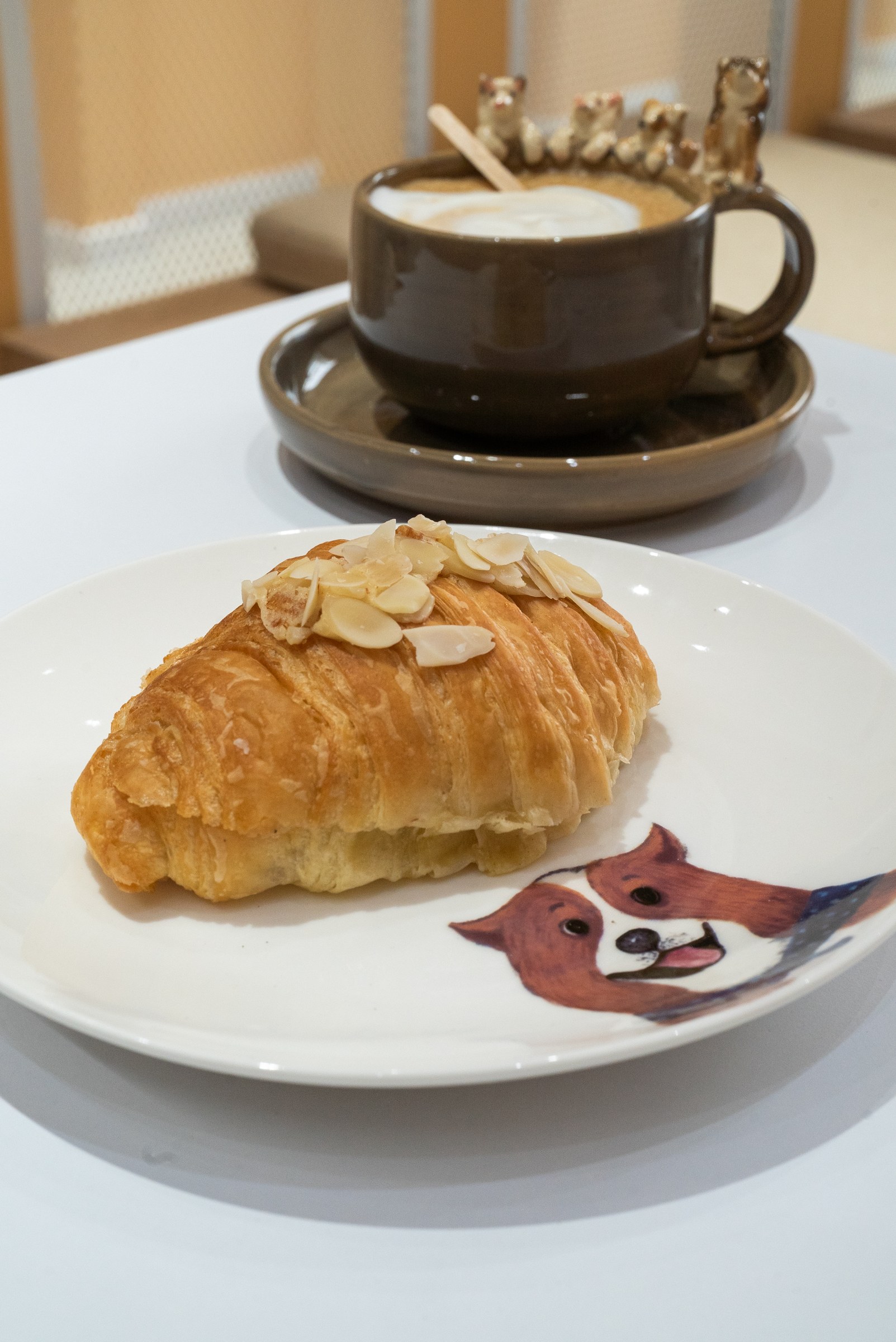 Croissant y café servidos en una mesa del restaurante Vidapet