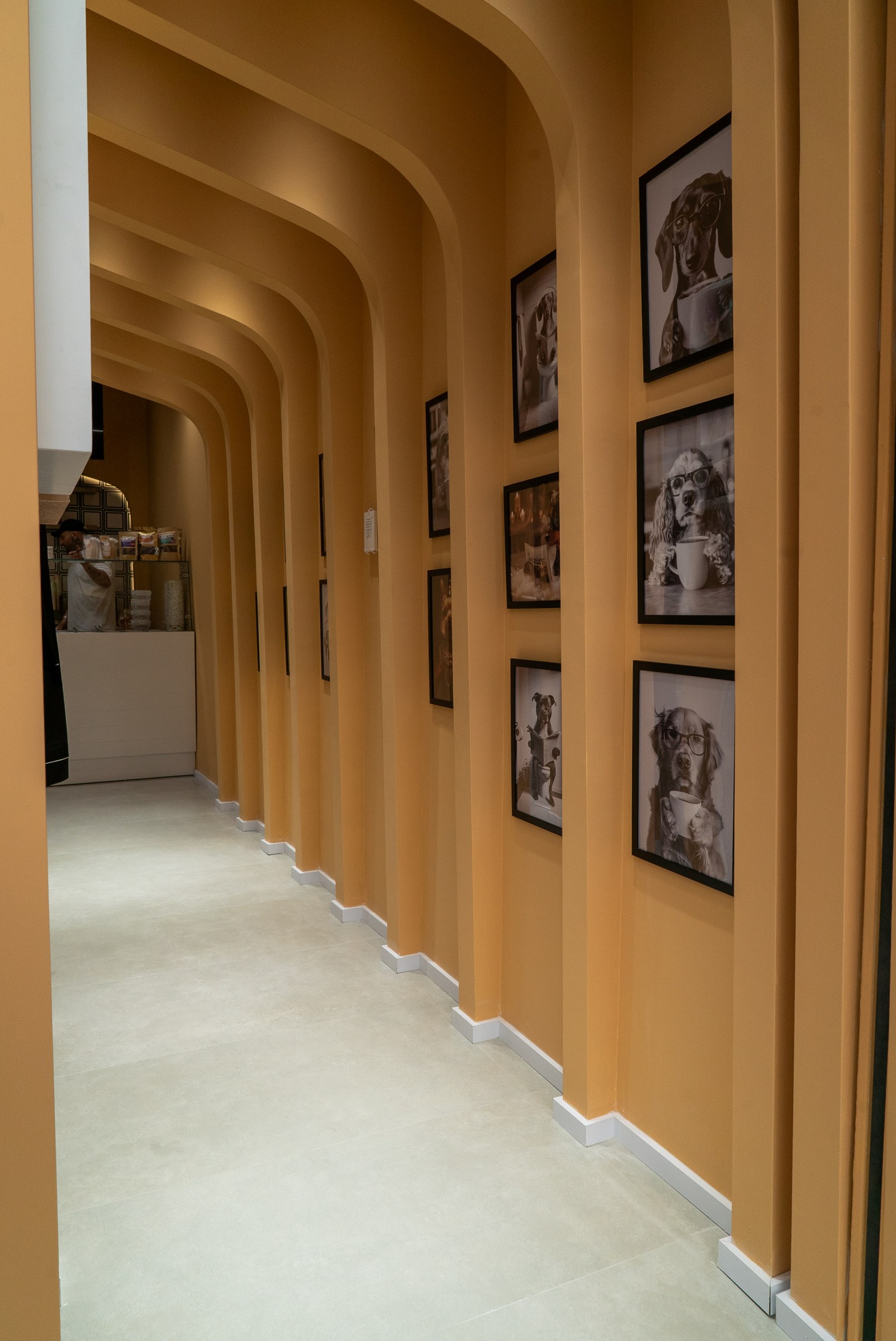 Pasillo terminado y galería de retratos del restaurante Vidapet