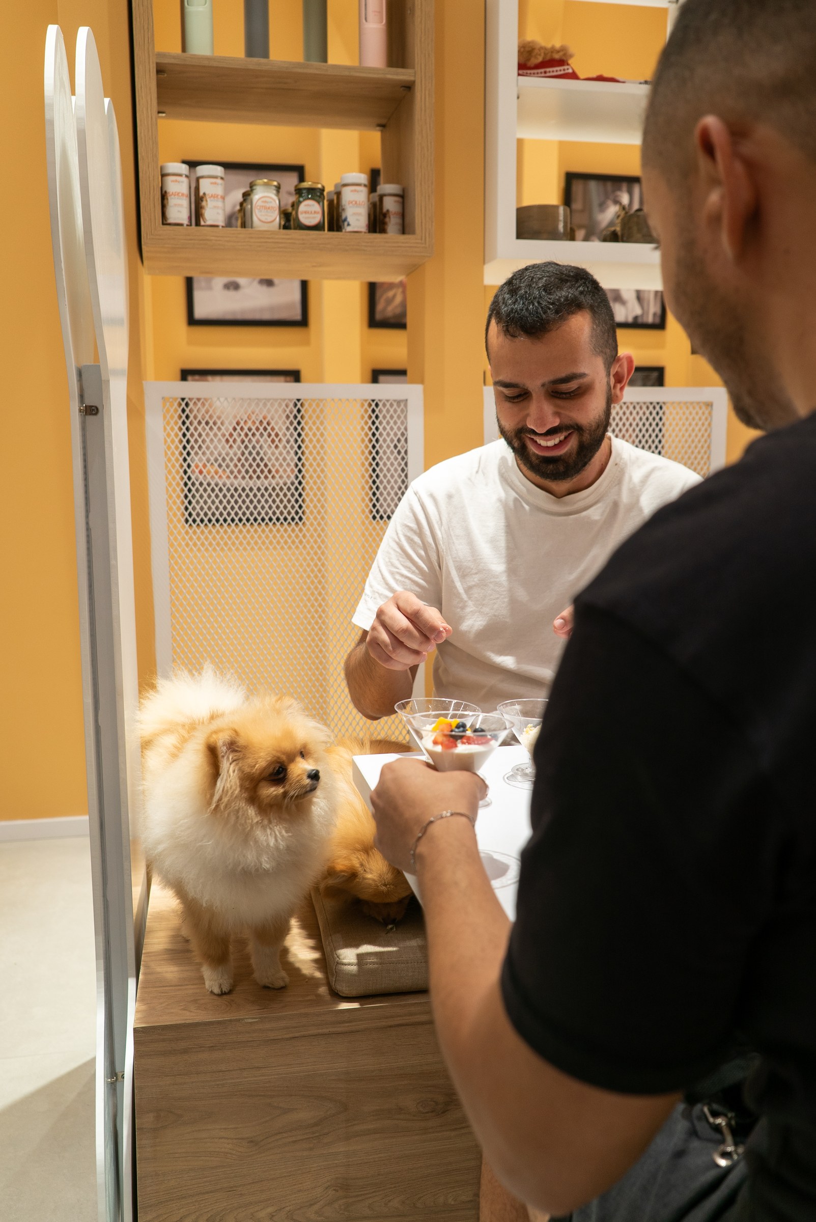 Familia compartiendo la mesa con su peludito en Vidapet